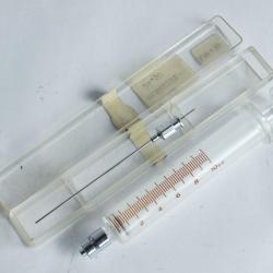Ancienne seringue m&eacute;dicale verre chirurgie