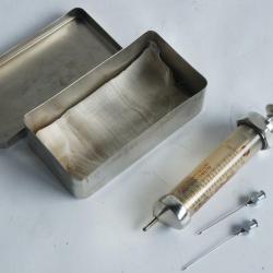 Ancienne seringue m&eacute;dicale verre chirurgie