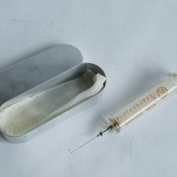 Ancienne seringue m&eacute;dicale verre chirurgie