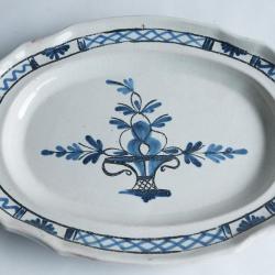 Plat cul noir fa&iuml;ence Rouen panier fleuri