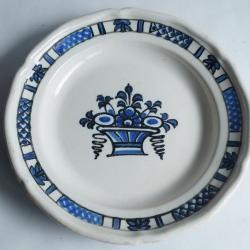 Plat cul noir fa&iuml;ence Rouen panier fleuri