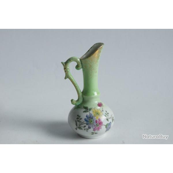 Petit vase aigui�re porcelaine Fleurs