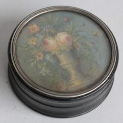 Boite &agrave; pilule corne peinture miniature Fleurs vase M&eacute;dicis 1825