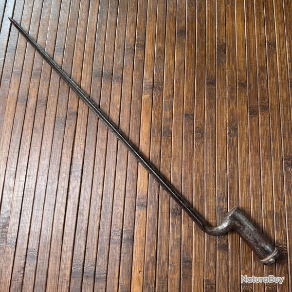 Rare ba�onnette � douille ancienne XVIIIe si�cle  lame quadrangulaire - type primitif SANS MORTAISE