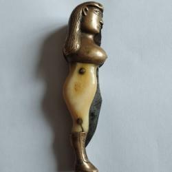 Rare couteau figuratif XIX &egrave;me &agrave; systeme secret os laiton repr&eacute;sentation femme knife 19th