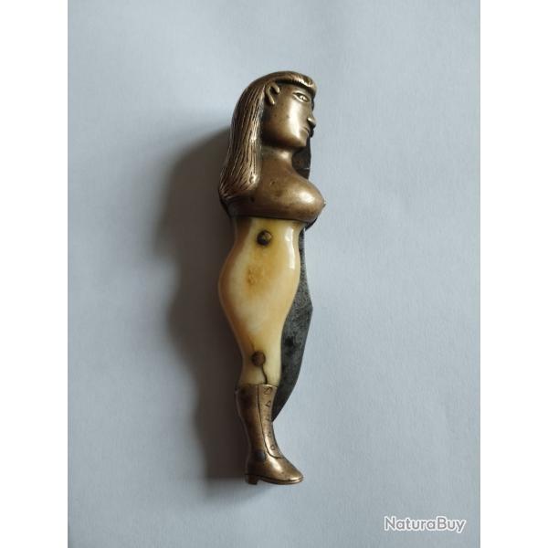 Rare couteau figuratif XIX �me � systeme secret os laiton repr�sentation femme knife 19th