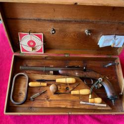 Pistolet de salon style flobert &agrave; chien ext&eacute;rieur dans son coffret en bois