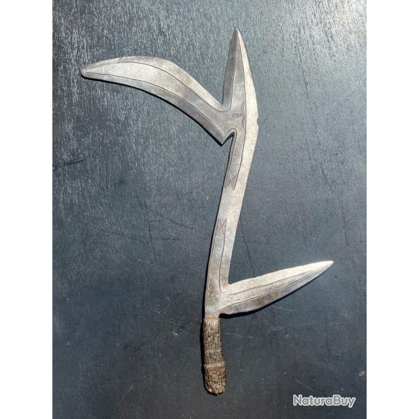 ANCIEN COUTEAU DE JET AFRICAIN "" BANDA ""AFRIQUE CENTRALE, FER FORGE, POUR COLLECTION