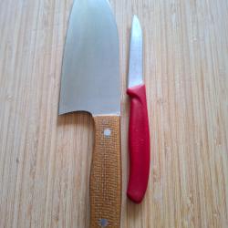 1 couteau Brisa Chef Micarta Moutarde + 1 couteau Office Victorinox Rouge