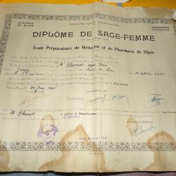LOT DE 4 DIPLOMES D'UNE PERSONNE : SAGE FEMME , D'INFIRMIER DE SALLE D'OPERATION , MEDAILLE D'HONNEU