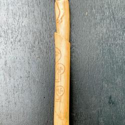 ANCIEN COUTEAU ASIATIQUE SUMBA, NDONESIE, TOUT EN OS FINEMENT SCULPTE ET DECORE, A VOIR