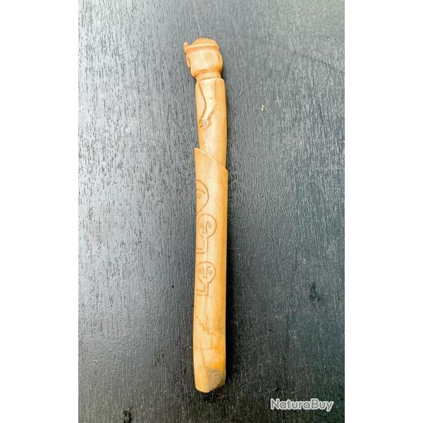 ANCIEN COUTEAU ASIATIQUE SUMBA, NDONESIE, TOUT EN OS FINEMENT SCULPTE ET DECORE, A VOIR