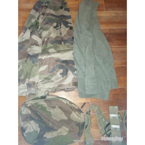 Lot d'articles militaire veste et ceinturons