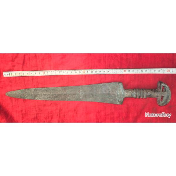 Poignard style antique bronze patin� lame cass�e 37,5 cm. 500 gr. reproduction ?