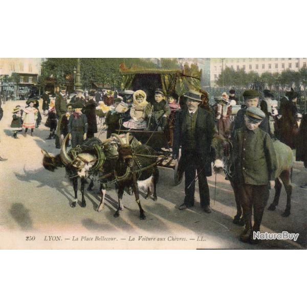 Carte Postale Ancienne - Lyon, La Place Bellecour - La Voiture aux Ch�vres -N�8400