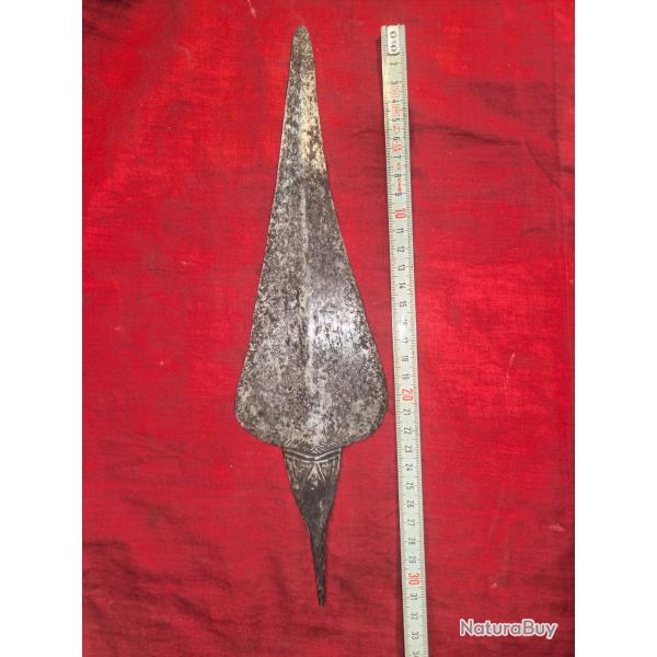 Art Africain - Ancienne pointe de lance fer forg� 200 gr, 32,5 cm dont 23,5 de fer, largeur 9 cm