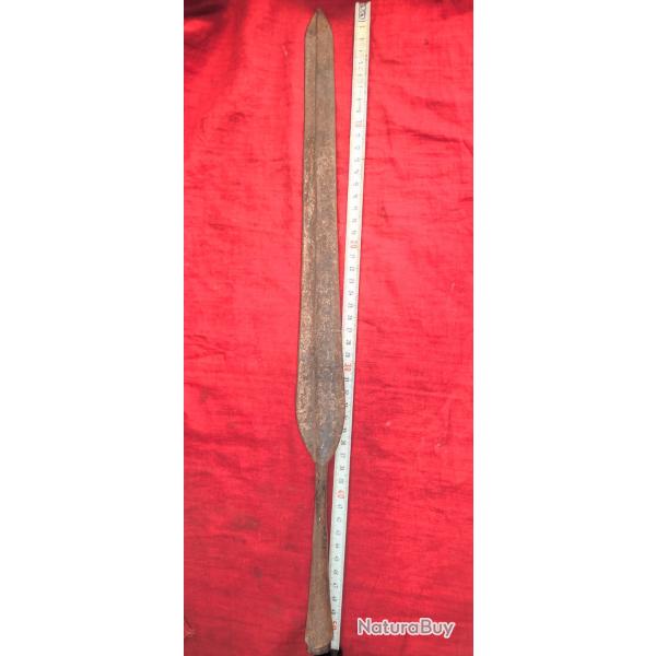 Art Africain - Ancienne pointe de lance fer forg� 300 gr, 50,5 cm dont 13 de douille, largeur 4 cm
