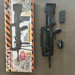 FAMAS F1 AEG Cybergun Foreign Legion + Housse Camo