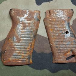 Paire de plaquettes en T&ocirc;le pour Pistolet P38  fin de guerre &agrave; nettoyer