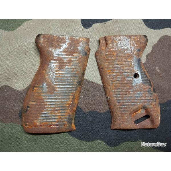 Paire de plaquettes en T�le pour Pistolet P38  fin de guerre � nettoyer
