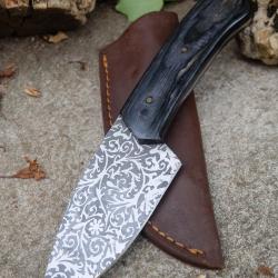Couteau Skinner Lame Carbone 1055 Gravures Laser Manche Bois Etui Cuir Fabrication Artisanale