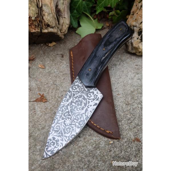 Couteau Skinner Lame Carbone 1055 Gravures Laser Manche Bois Etui Cuir Fabrication Artisanale