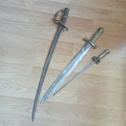 Lot d'armes blanches pour restauration et &agrave; compl&eacute;ter.
