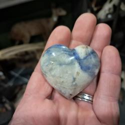 Pierre polie et sculpt&eacute;e en forme de coeur ; Afghanite