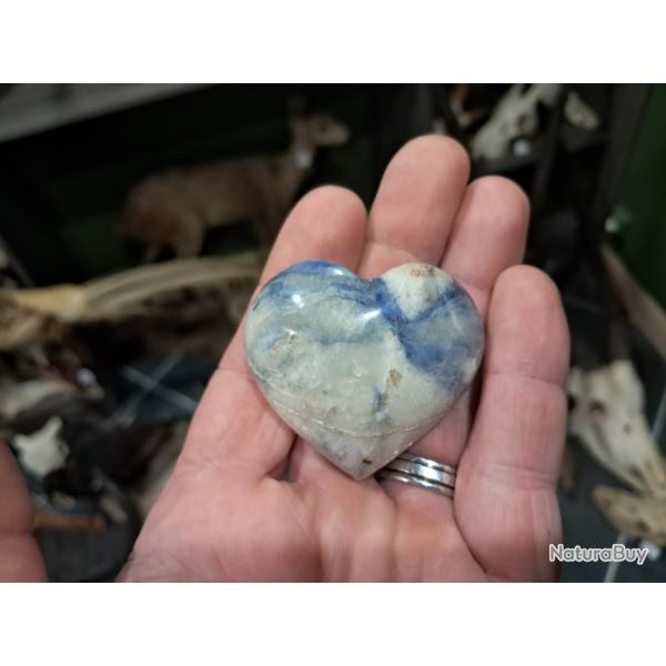Pierre polie et sculpt�e en forme de coeur ; Afghanite