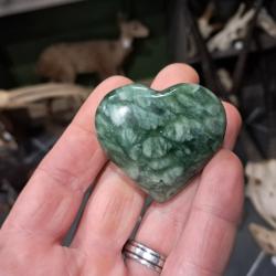 Pierre polie et sculpt&eacute;e en forme de coeur ; Smithsonite