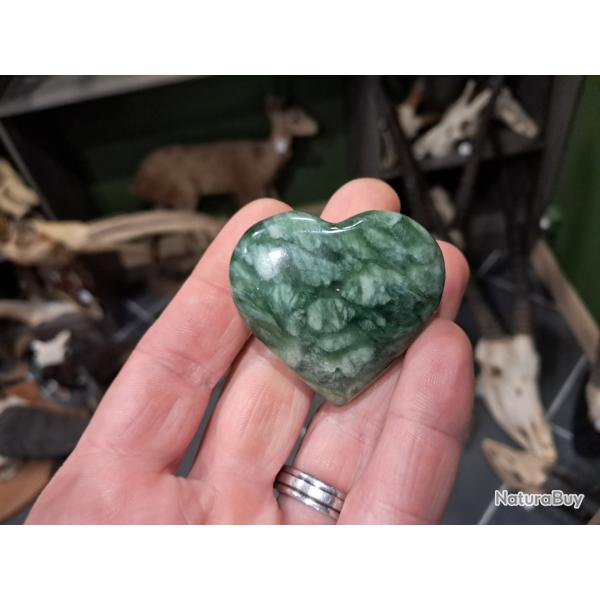 Pierre polie et sculpt�e en forme de coeur ; Smithsonite