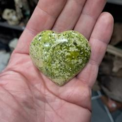 Pierre polie et sculpt&eacute;e en forme de coeur ; Serpentine