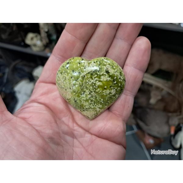 Pierre polie et sculpt�e en forme de coeur ; Serpentine