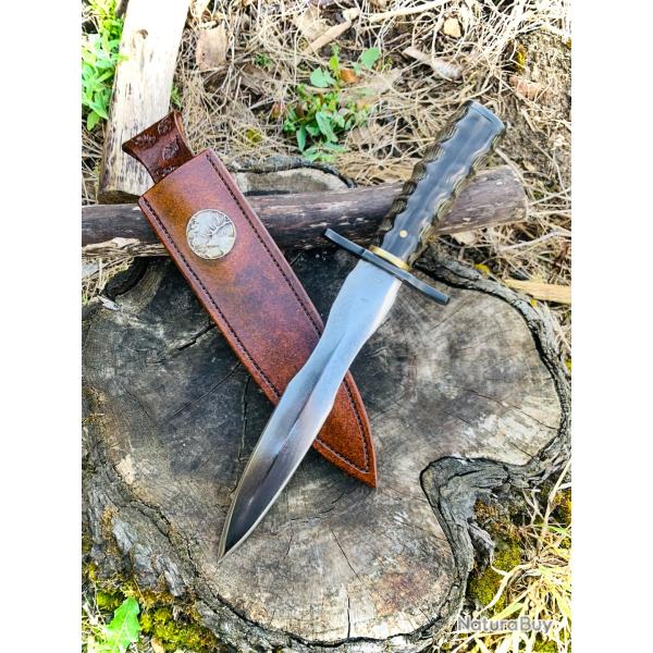 dague de grande chasse d'artisan " le solitaire " lame acier carbone / manche en corne