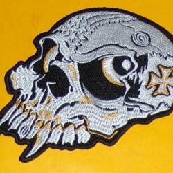 TISSU PATCH : TETE DE MORT POUR BIKER  , DIAMETRE 10 CM , BON ETAT VOIR PHOTO . POUR TOUT RENSEIGNEM