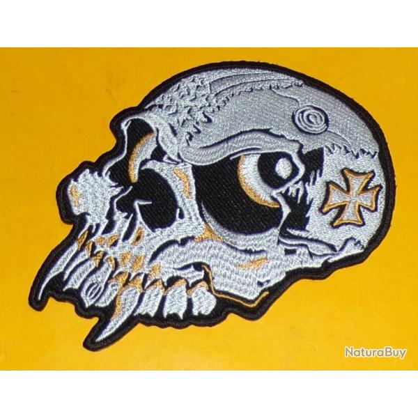TISSU PATCH : TETE DE MORT POUR BIKER  , DIAMETRE 10 CM , BON ETAT VOIR PHOTO . POUR TOUT RENSEIGNEM