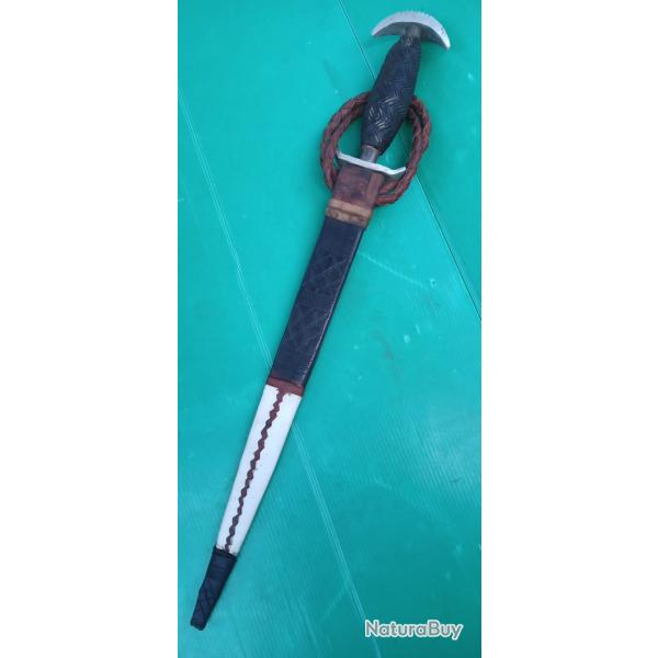 ANCIEN SABRE , EPEE  TOUAREG  AVEC SON FOURREAU  CUIR  .  BELLE PIECE .