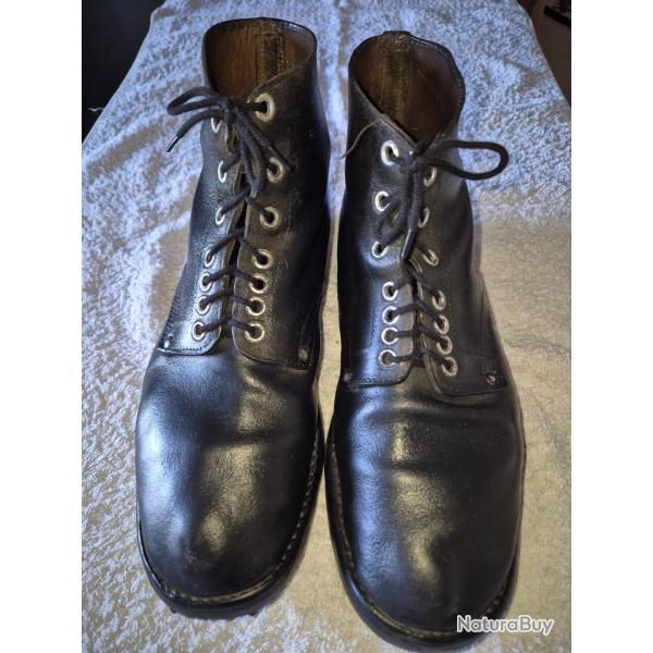 Brodequins cuir noir, 7 oeillets.
