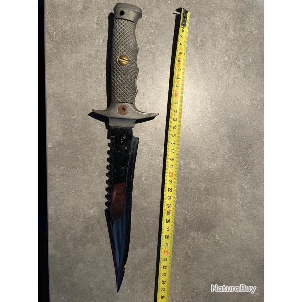 Poignard de chasse 35 cmCoupe/scieManche avec compartiment pour mettre des hame�ons, du fil,...