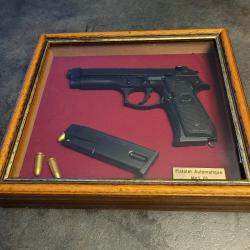 Cadre vitrine pistolet PA MAS G1 (r&eacute;sine)