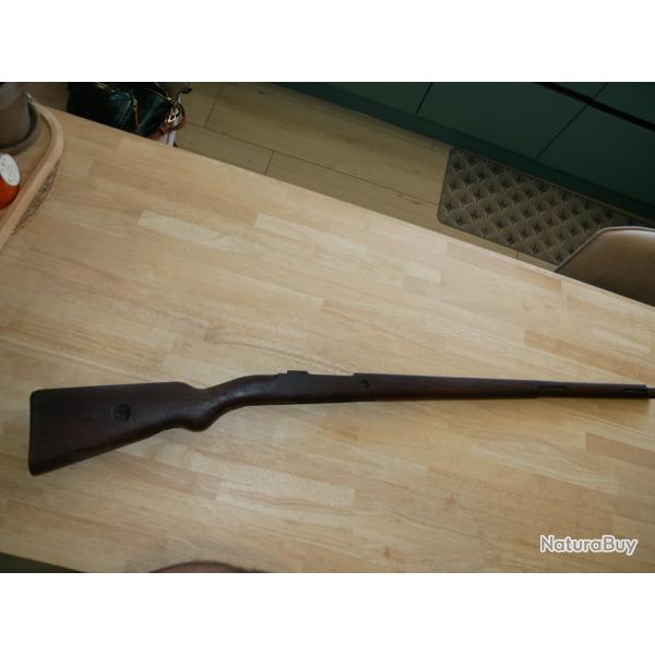 Crosse de MAUSER GEWEHR 98/ G98 en beau noyer avec beau poin�on, mais cass� � la poign�e