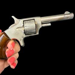 MAGNIFIQUE PETIT REVOLVER cal. 22 short num&eacute;ro de s&eacute;rie 680