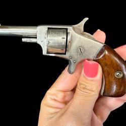 MAGNIFIQUE PETIT REVOLVER cal. 22 short num&eacute;ro de s&eacute;rie 680