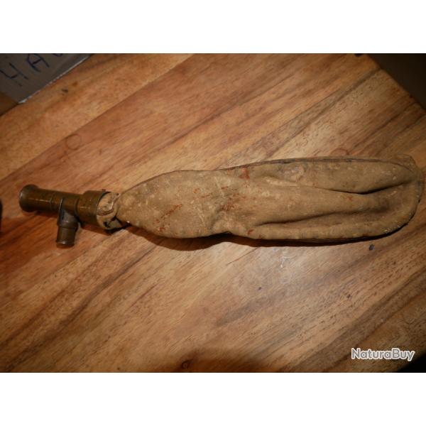 Sac � poudre en cuir souple ancien syst�me de dosage � "guillotine"