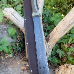 Couteau Bowie Machette Guide d'Amazonie Lame Acier 3Cr13 Manche ABS Black & Green Etui Nylon
