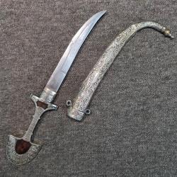 Poignard koumya marocain en tr&egrave;s bel &eacute;tat magnifiquement ouvrag&eacute; en maillechort