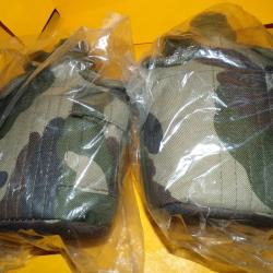 LOT DE 2 GOURDES MILITAIRES EN PLASTIQUE ET SON ETUI CAMOUFLE DE TYPE U.S , LES GOURDES SONT NEUVES