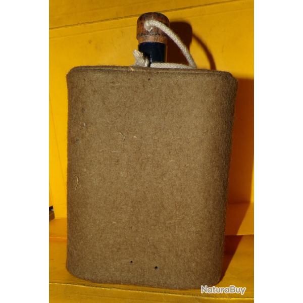 GOURDE DE L'ARMEE ANGLAISE AVEC SON BOUCHON EN BOIS, POIDS 0,500 KILO ENVIRON ,DIMENSION 22 CM , A N