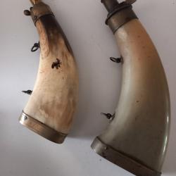 POIRES &agrave; POUDRE en corne fin 19 &eacute;me