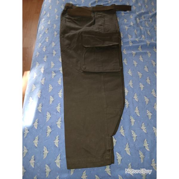 PANTALON TREILLISALGERIE INDOCHINE ET TBE AINSI QUE 3 CHEMISES ET UNE CRAVATTE